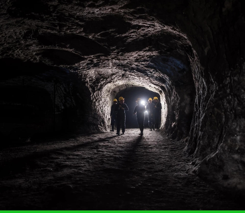 górnicy w kopalni